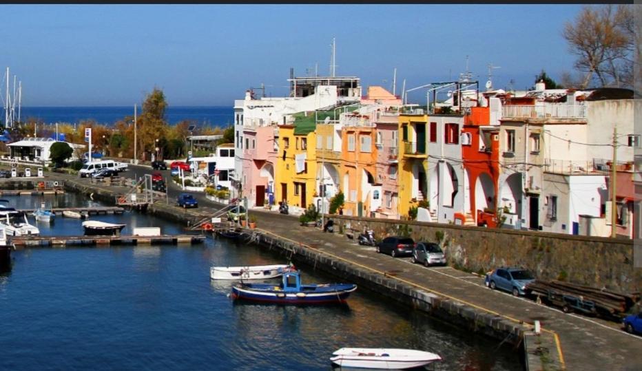 Tuttiacasaditeresa Rooms Procida Exterior photo